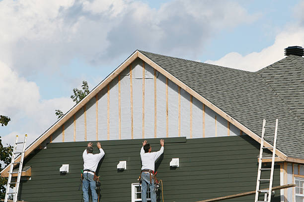 Professional Siding technician working in Durant, FL